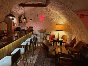 Den Numm vun der Entreprise ass Konrad Café & Bar