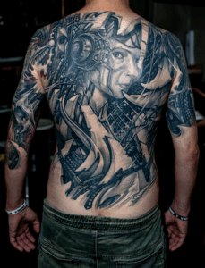 Den Numm vun der Entreprise ass LX Tattoo & Piercing