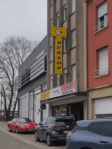 Den Numm vun der Entreprise ass Pneus Interpneu